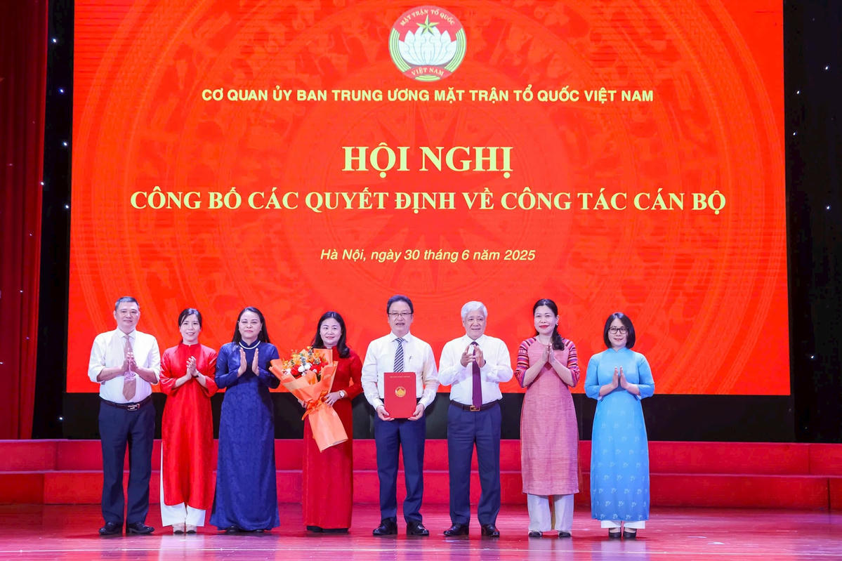 Chủ tịch Đỗ Văn Chiến và Phó Chủ tịch - Tổng Thư ký Nguyễn Thị Thu Hà trao quyết định cho các ban đơn vị. Ảnh: Quang Vinh