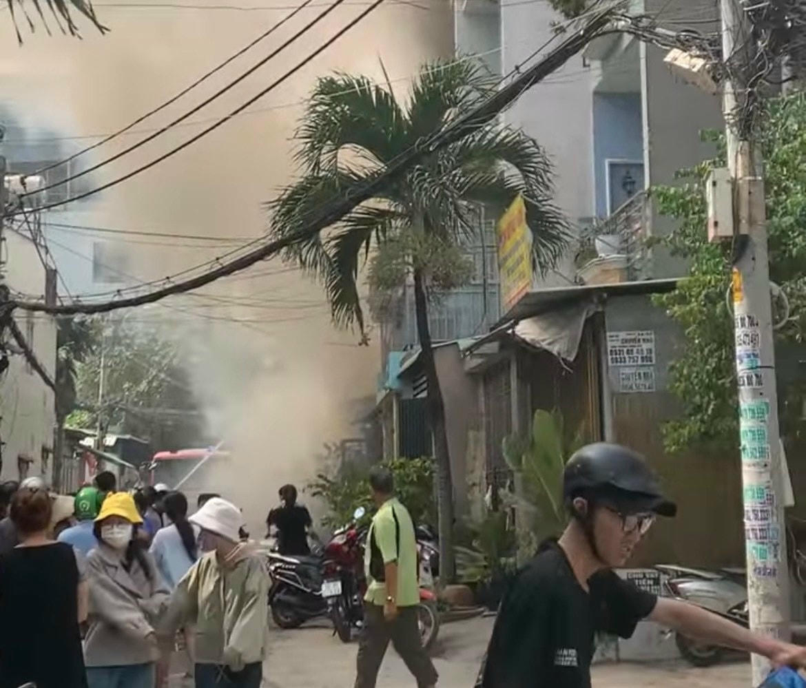 Ngọn lửa bùng cháy kèm khói đen.