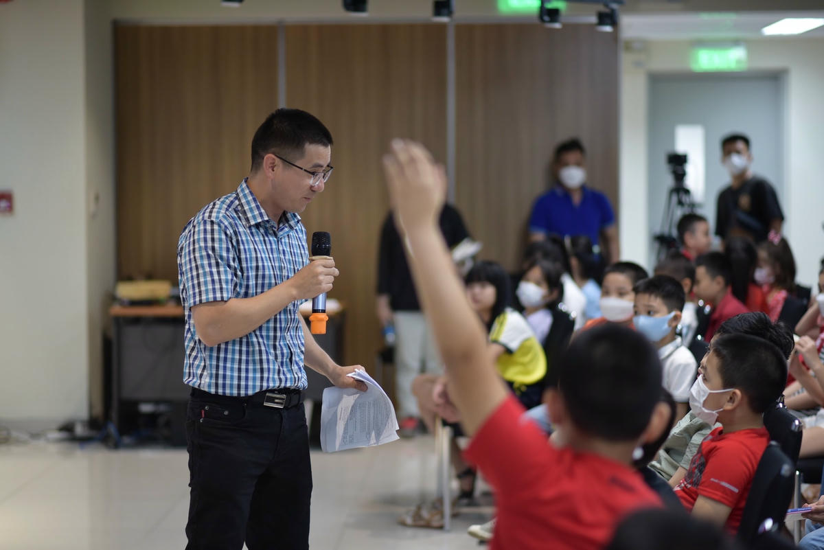 Anh Vương trong một chương trình khuyến đọc