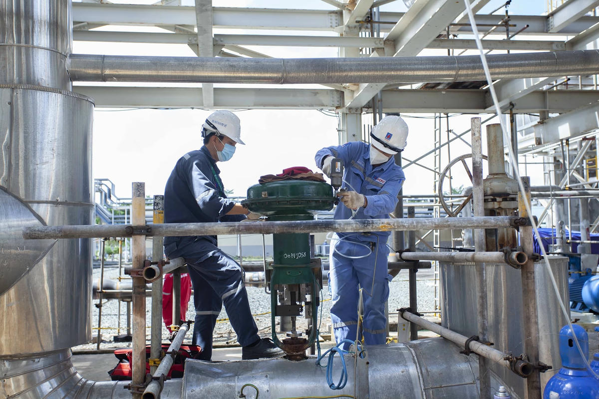 Cán bộ, kỹ sư Nhà máy Đạm Cà Mau thực hiện bảo dưỡng các thiết bị.