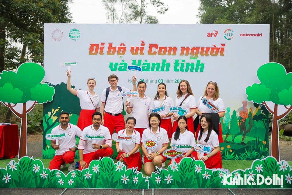 Các đại biểu chụp ảnh 