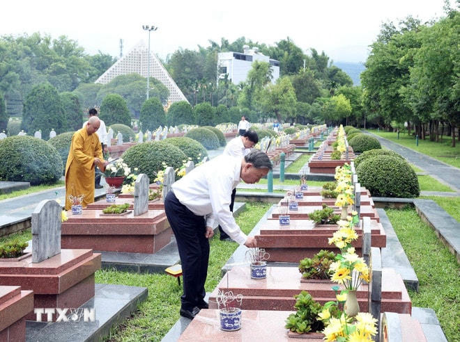 Tổng Bí thư Tô Lâm thắp hương tưởng niệm tại Nghĩa trang Liệt sỹ Quốc gia A1. (Ảnh: Thống Nhất/TTXVN) ttxvn-tong-bi-thu-to-lam-tuong-niem-anh-hung-liet-si-tai-nghia-trang-liet-si-quoc-gia-a1-o-dien-bien-27-7.jpg