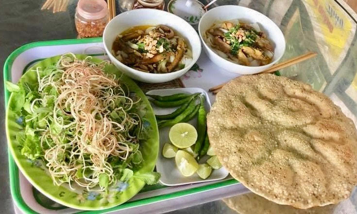 Mỳ Quảng đóng thùng chuyển ra Hà Nội.  