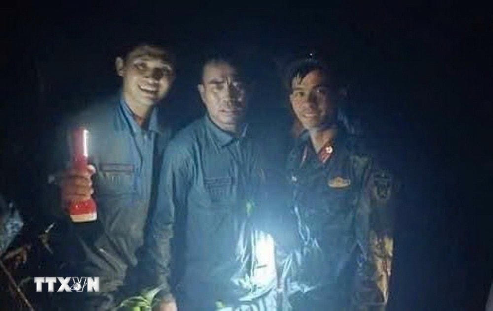 Đại tá Nguyễn Văn Sơn (đứng giữa) cùng lực lượng tìm kiếm. (Ảnh: TTXVN phát)