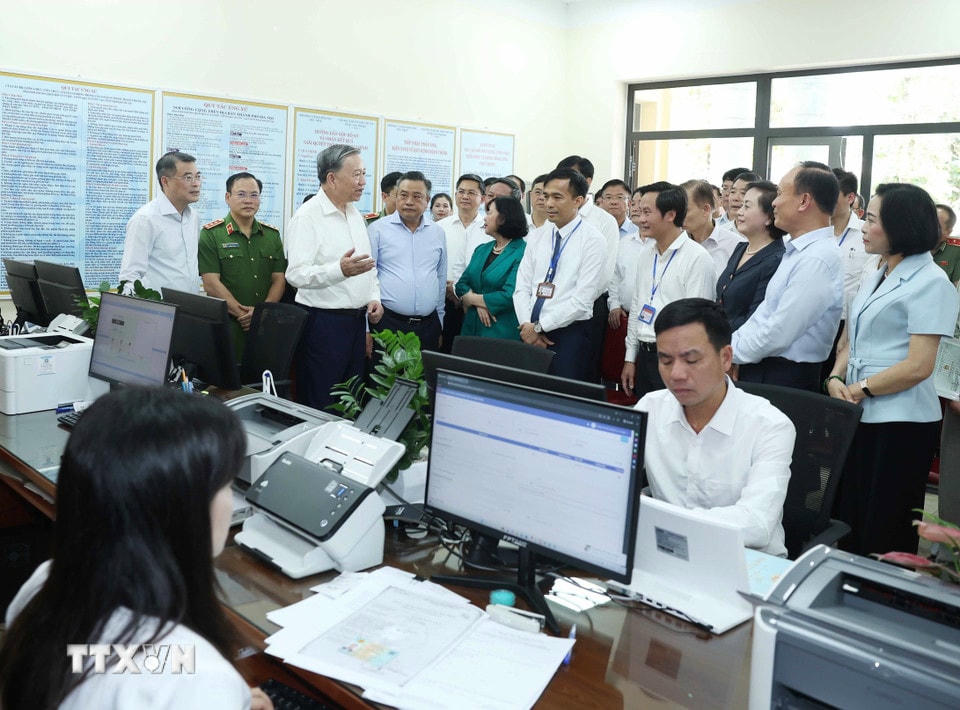 Tổng Bí thư Tô Lâm thăm, kiểm tra hoạt động tại Trung tâm hành chính công xã Phúc Thịnh. (Ảnh: Thống Nhất/TTXVN)