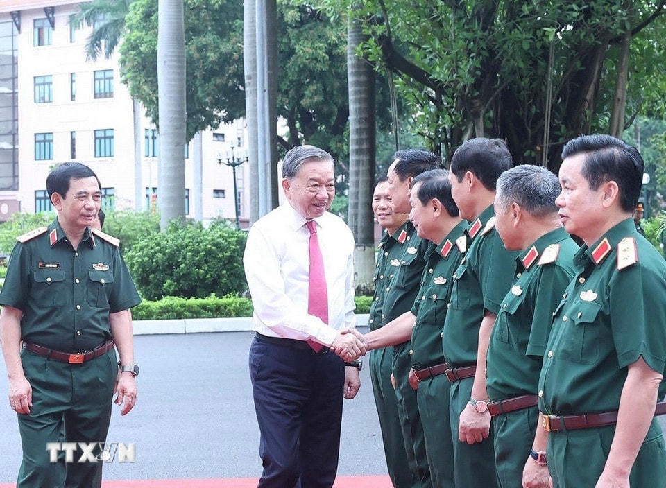 Tổng Bí thư Tô Lâm với lãnh đạo Quân ủy Trung ương, Bộ Quốc phòng và Tổng cục Chính trị Quân đội nhân dân Việt Nam. (Ảnh: Thống Nhất/TTXVN)