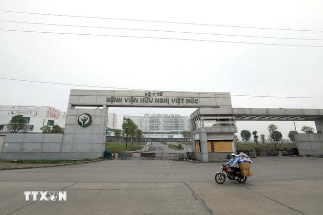 Năm 2018, một số hạng mục của cả hai dự án Việt Đức 2 và Bạch Mai 2 đã hoàn thành, trong đó có khu khám bệnh. Nhưng từ đó, tất cả tạm dừng xây dựng và đóng cửa. (Ảnh: Tuấn Anh/TTXVN) ttxvn-benh-vien-viet-duc-co-so-2-resize.jpg
