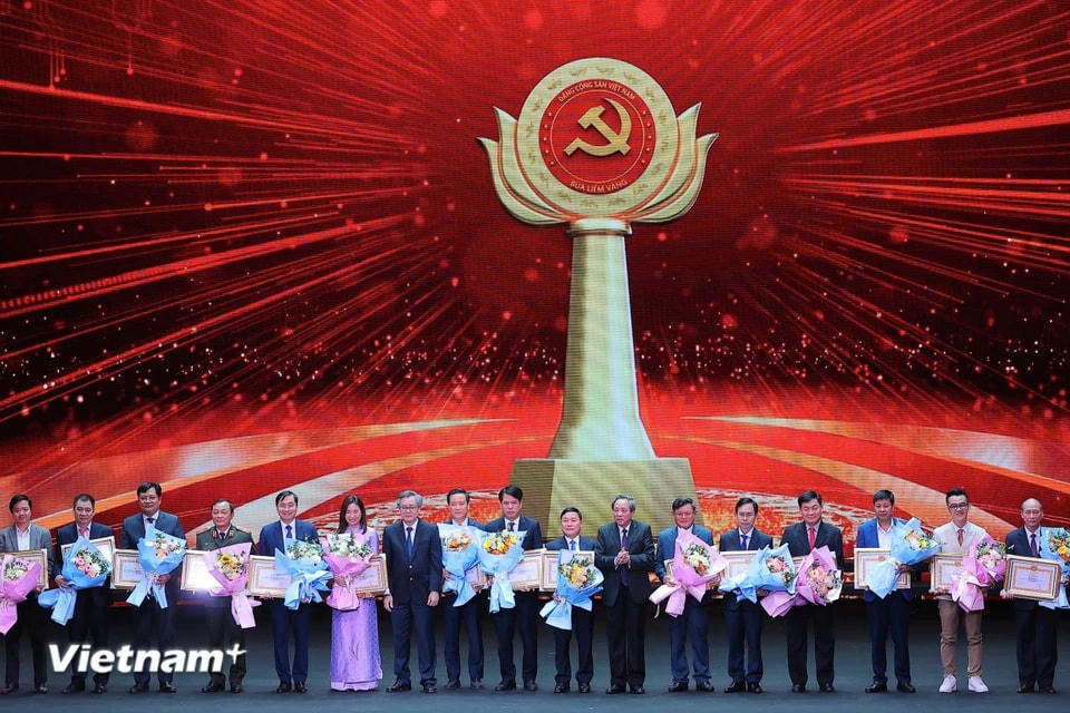 Ban Tổ chức Trung ương đã quyết định trao tặng Bằng khen, vinh danh 15 tập thể xuất sắc tiêu biểu. Tổng Biên tập Báo Điện tử VietnamPlus đứng thứ năm từ trái sang. (Ảnh: Hoài Nam/Vietnam+)