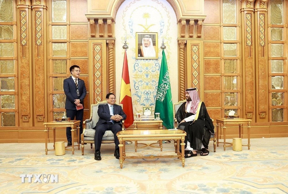 Thủ tướng Phạm Minh Chính gặp Hoàng Thái tử kiêm Thủ tướng Vương quốc Saudi Arabia Mohammed Bin Salman. (Ảnh: Dương Giang/TTXVN) ttxvn_thu_tuong_pham_minh_chinh_gap_hoang_thai_tu_kiem_thu_tuong_saudi_arabia_3010-2.jpg