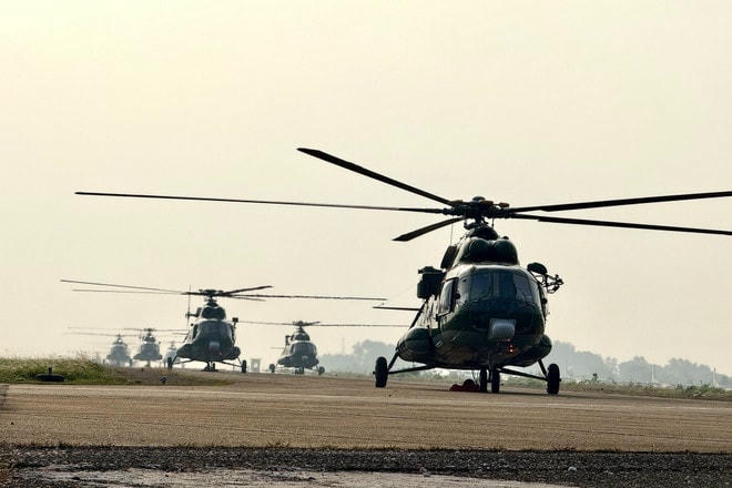 10 chiếc trực thăng Mi-8, Mi-17 và Mi-171 sẵn sàng cất cánh bay lên bầu trời Thành phố Hồ Chí Minh thực hiện nhiệm vụ bay chào mừng 50 năm Giải phóng miền Nam, thống nhất đất nước. (Ảnh: Lê Xuân/TTXVN) vna-potal-quan-chung-phong-khong-khong-quan-quyet-tam-hoan-thanh-tot-nhiem-vu-trong-le-ky-niem-50-nam-giai-phong-mien-nam-thong-nhat-dat-nuoc-8005287.jpg
