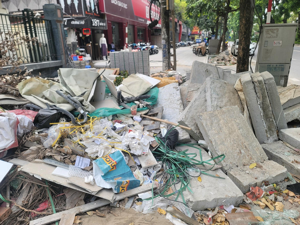 Một số điểm, vật liệu, rác, phế thải xây dựng tập kết, khiến cho vỉa hè trở nên nhếch nhác.