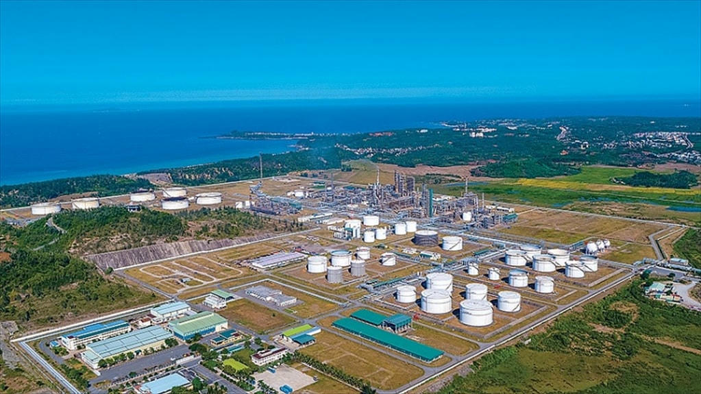 Qua 15 năm hình thành và phát triển, NMLD Dung Quất được đánh giá là “đòn bẩy” cho nền kinh tế Quảng Ngãi nói riêng và miền Trung nói chung.