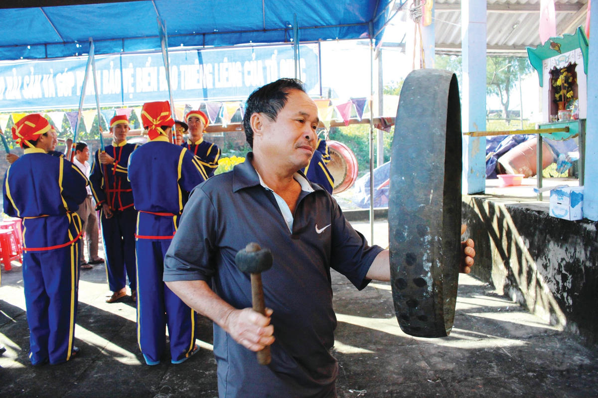Ngư dân xã Bình Thạnh đánh chiêng tại lăng vạn Hải Ninh.