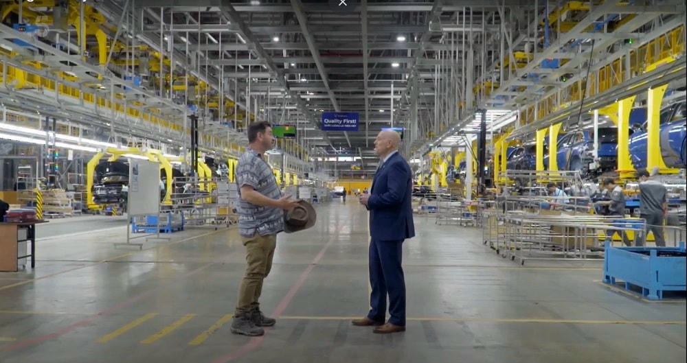 Nick Knowles đã đến thăm nhà máy và trò chuyện với Phó Tổng giám đốc Sản xuất VinFast về thương hiệu ô tô Việt Nam.