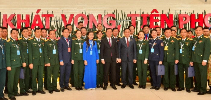 Chủ tịch Quốc hội Vương Đình Huệ, Thường trực Ban Bí thư Trung ương Đảng Võ Văn Thưởng chụp ảnh với các đại biểu.