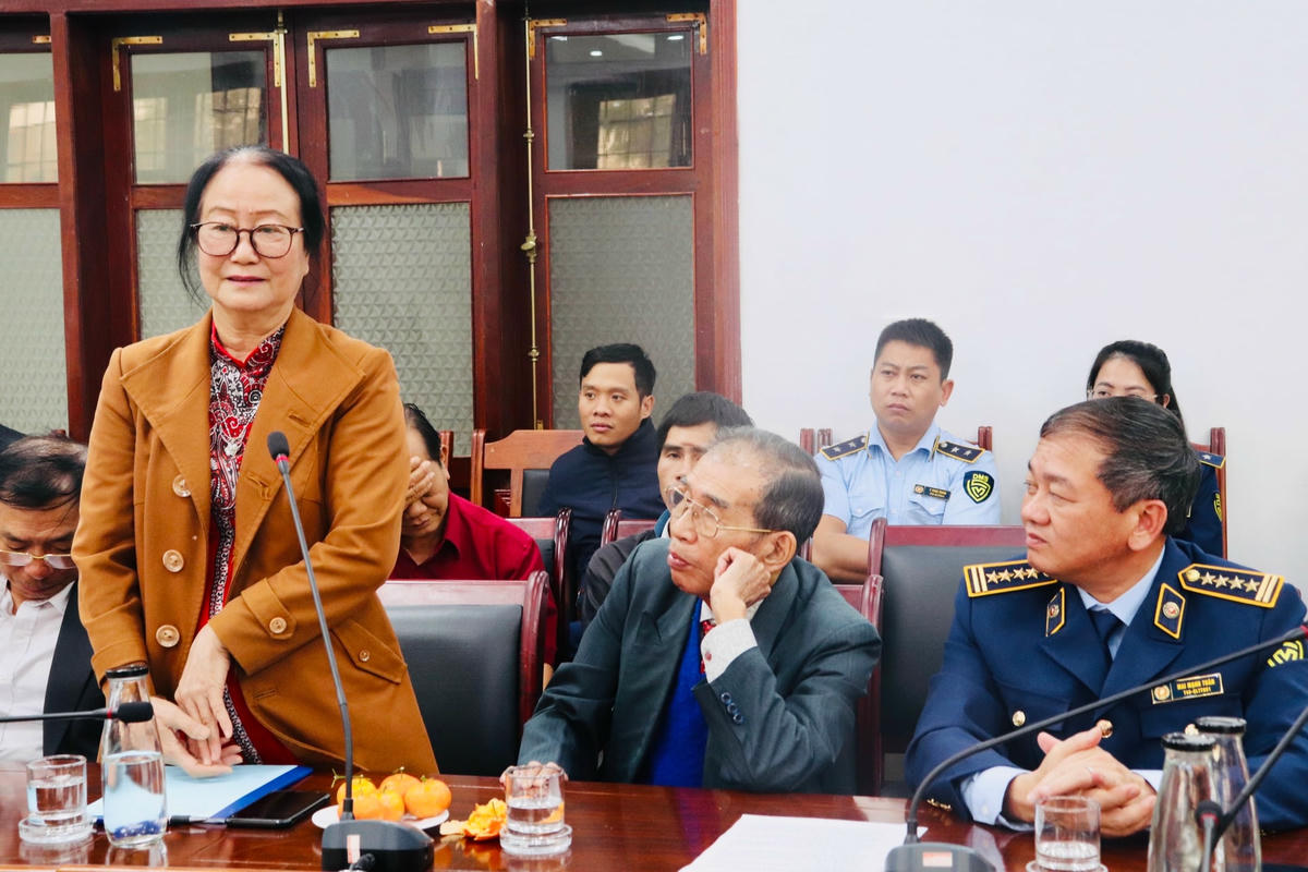 Bà Nguyễn Thị Phương Lan, Nguyên Đội trưởng Đội Kiểm tra thị trường liên ngành tỉnh giai đoạn 1990 chia sẻ tại buổi tọa đàm