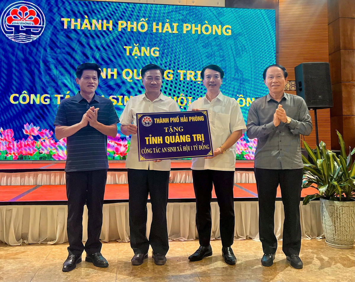 TP Hải Phòng trao tặng tỉnh Quảng Trị 1 tỷ đồng góp phần cùng địa phương thực hiện công tác an sinh xã hội. Ảnh: CTV.