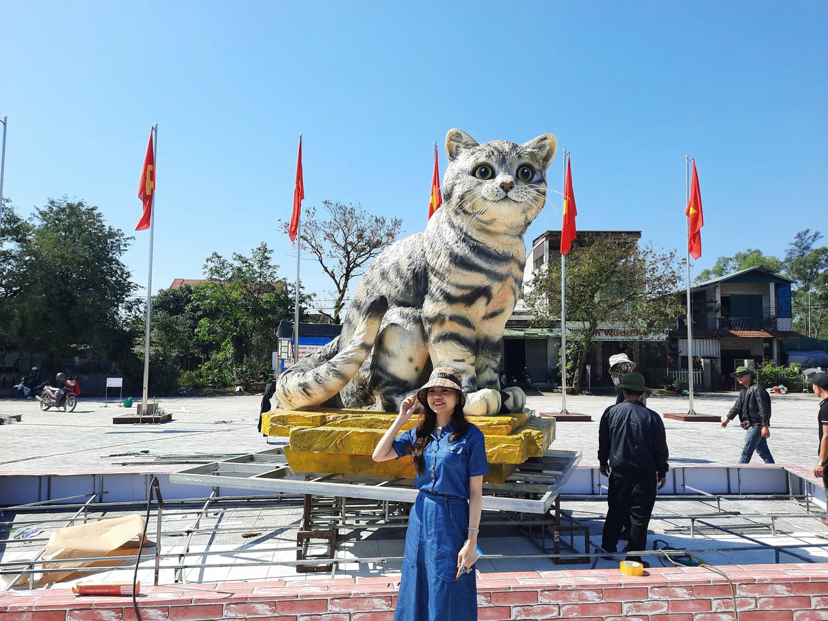 Rất nhiều người dân đã đến chứng kiến và chụp ảnh lưu niệm cùng “Hoàng hậu mèo”.