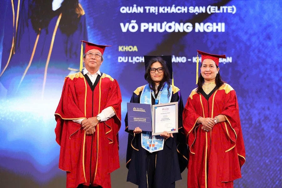 Tân khoa Võ Phương Nghi - Thủ khoa ngành Quản trị khách sạn nhận bằng tốt nghiệp. (Ảnh: HSU)