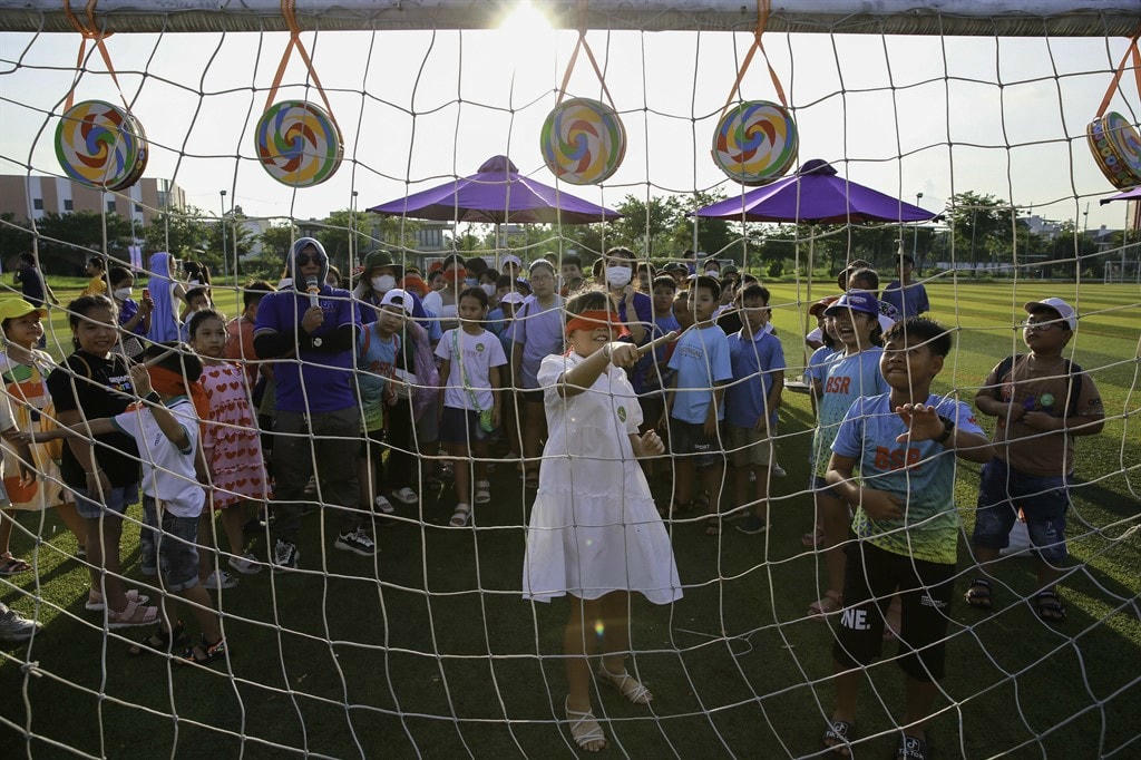 Các em tham gia hoạt động team building để giải trí, vui chơi và giao lưu, kết bạn.