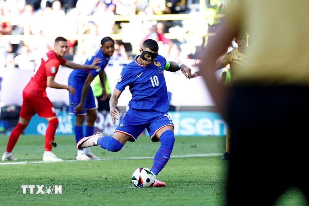 Kylian Mbappé ghi bàn nhưng không thể giúp Pháp tránh được nhánh đấu  ttxvn_Mbappe_2606.jpg