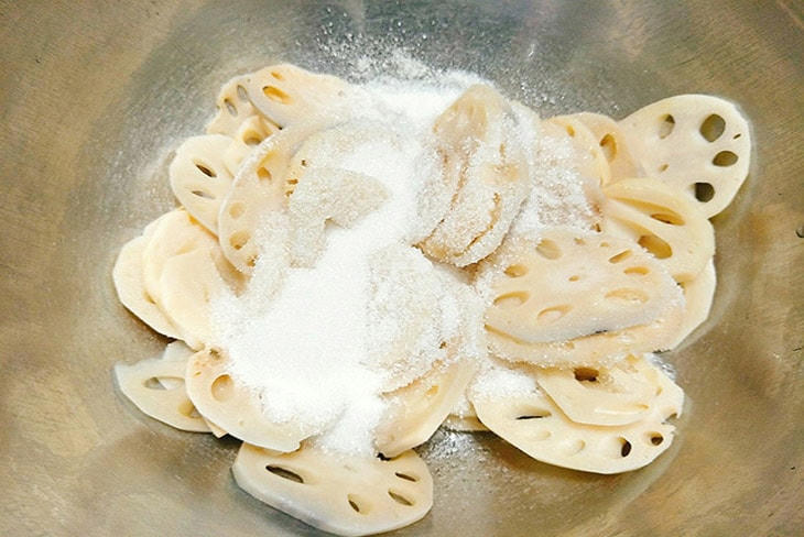 Ngâm sen với đường.