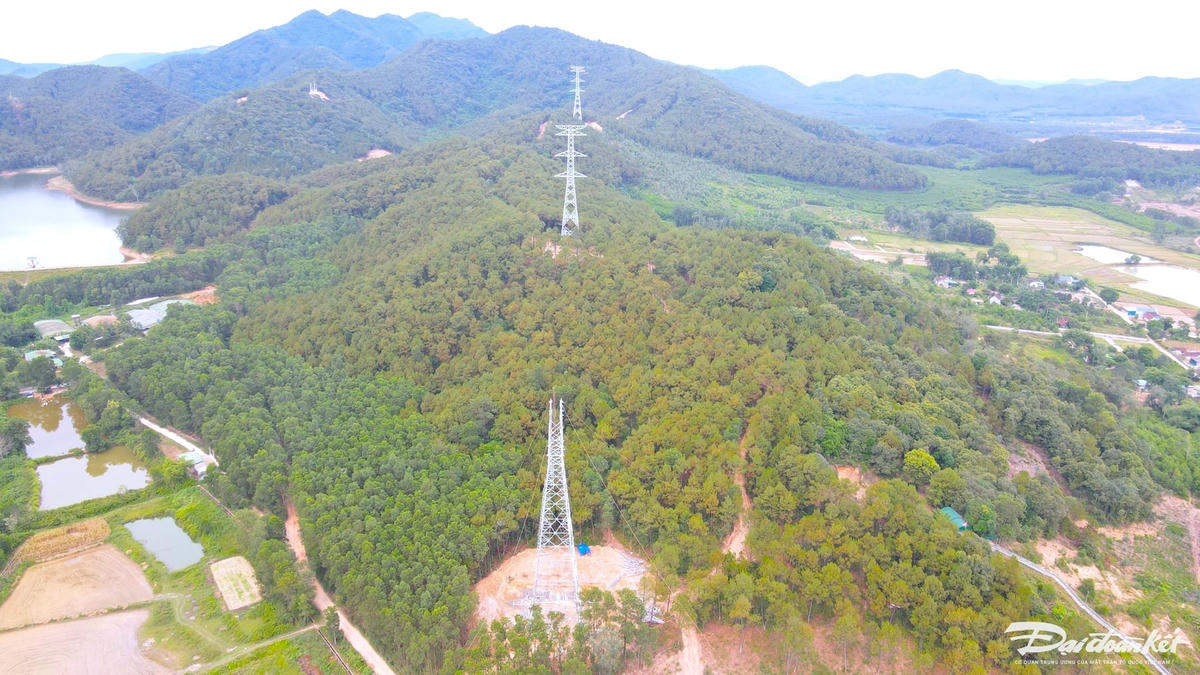 Tính đến ngày 7/6, 1.177 vị trí móng của Dự án đã cơ bản hoàn thành và bước sang giai đoạn dựng cột. Lực lượng chức năng đã hoàn thành và đang dựng 879 cột; đang kéo dây 63 khoảng néo. Ảnh: Điền Bắc