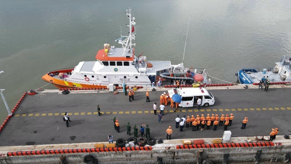 Tàu SAR 272 của Trung tâm PHTKCNHH khu vực 3 đưa 13 thi thể thuyền viên tàu Wu Zhou 8 bị nạn trên biển cập cảng tại TP Vũng Tàu.