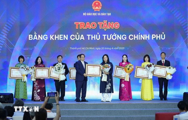 Thủ tướng Phạm Minh Chính trao tặng bằng khen cho tập thể có thành tích xuất sắc trong hỗ trợ học sinh, sinh viên khởi nghiệp. (Ảnh: Dương Giang/TTXVN) ttxvn-thu-tuong-du-ngay-hoi-khoi-nghiep-quoc-gia-cua-hoc-sinh-sinh-vien-8.jpg
