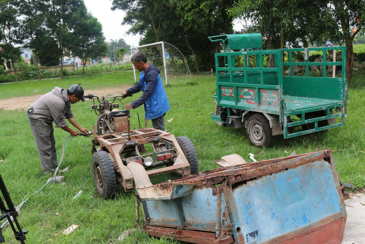 Người dân Nam Định tự tháo dỡ xe tự chế sau khi được chính quyền, cơ quan Công an địa phương vận động tự tháo dỡ. Ảnh: Công an Nam Định.
