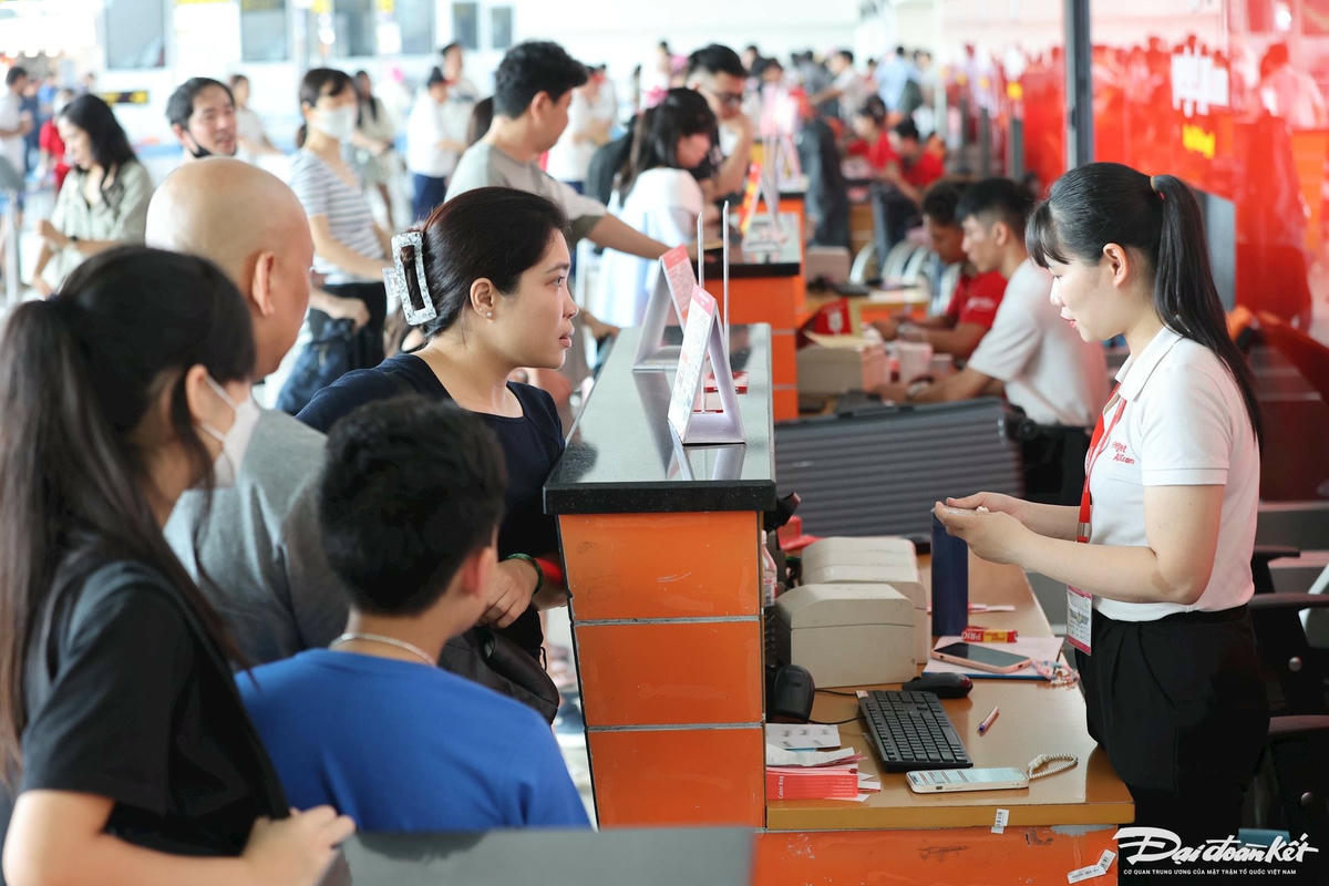 Hành khách đi máy bay tại sân bay Nội Bài