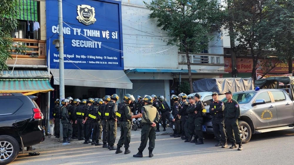 Cảnh sát khám xét trụ sở Công ty vệ sĩ Security trong chiều 28/11.