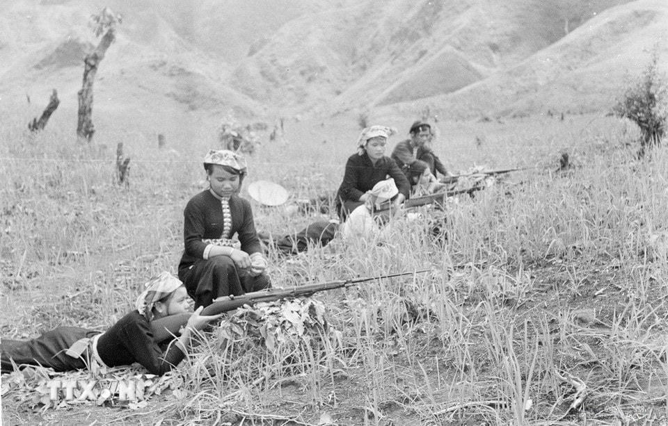 Dân quân bản Hua Trăng, huyện Than Uyên, tỉnh Hoàng Liên Sơn luyện tập xạ kích bài 1, năm 1973. (Ảnh: Nguyễn Trân/TTXVN)