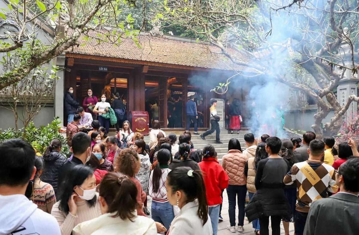 Không chờ đến ngày Giỗ Tổ Hùng Vương hay Lễ hội Đền Hùng, người dân từ khắp nơi trên cả nước đã đến Đền Hùng để dâng hương trong dịp Tết Nguyên đán này. Ảnh Tuấn Oanh