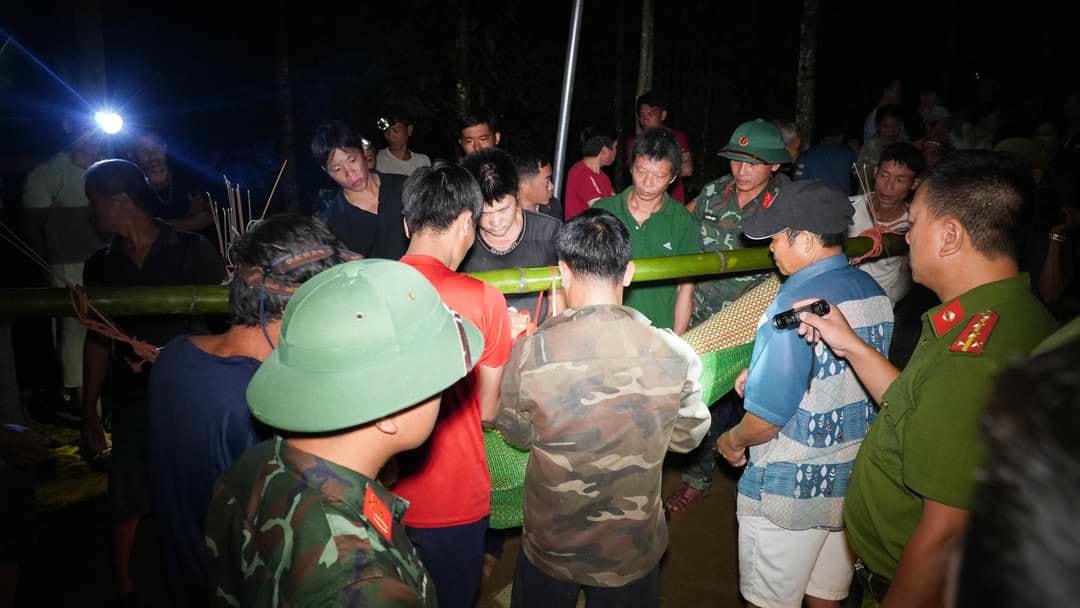 Thi thể cháu Trang được tìm thấy và bàn giao cho gia đình an táng theo phong tục địa phương. Ảnh: Trung Dũng