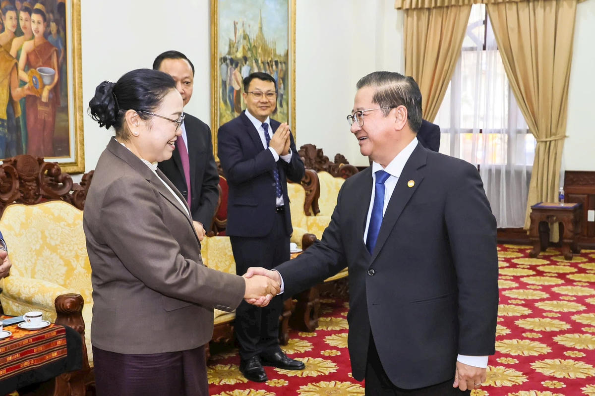 Phó Chủ tịch Trần Việt Trường và Đại sứ Lào Khamphao Ernthavanh. Ảnh: Quang Vinh.