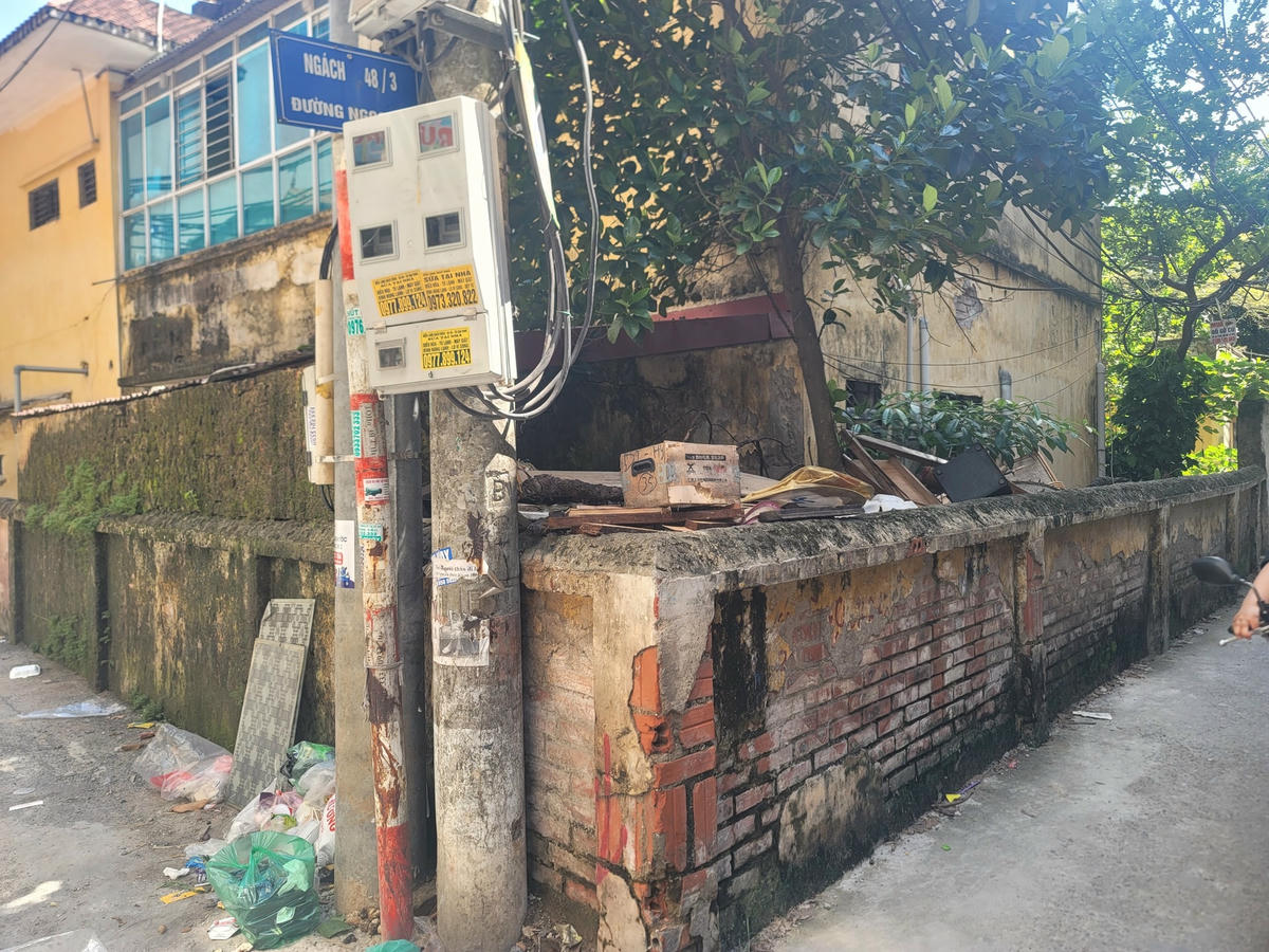 Một góc trường trở thành nơi tập kết rác.