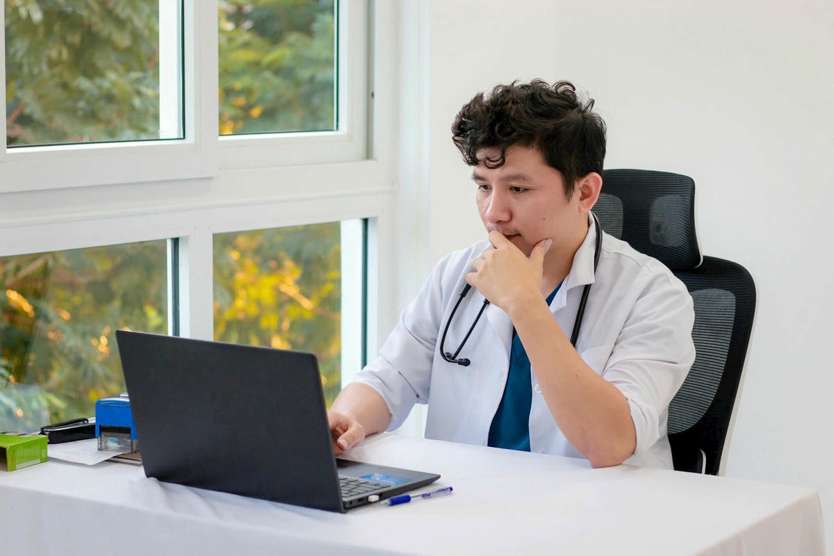 BS. Lê Văn Thiệu (Khoa Nhiễm khuẩn tổng hợp, Bệnh viện Bệnh Nhiệt đới Trung ương).