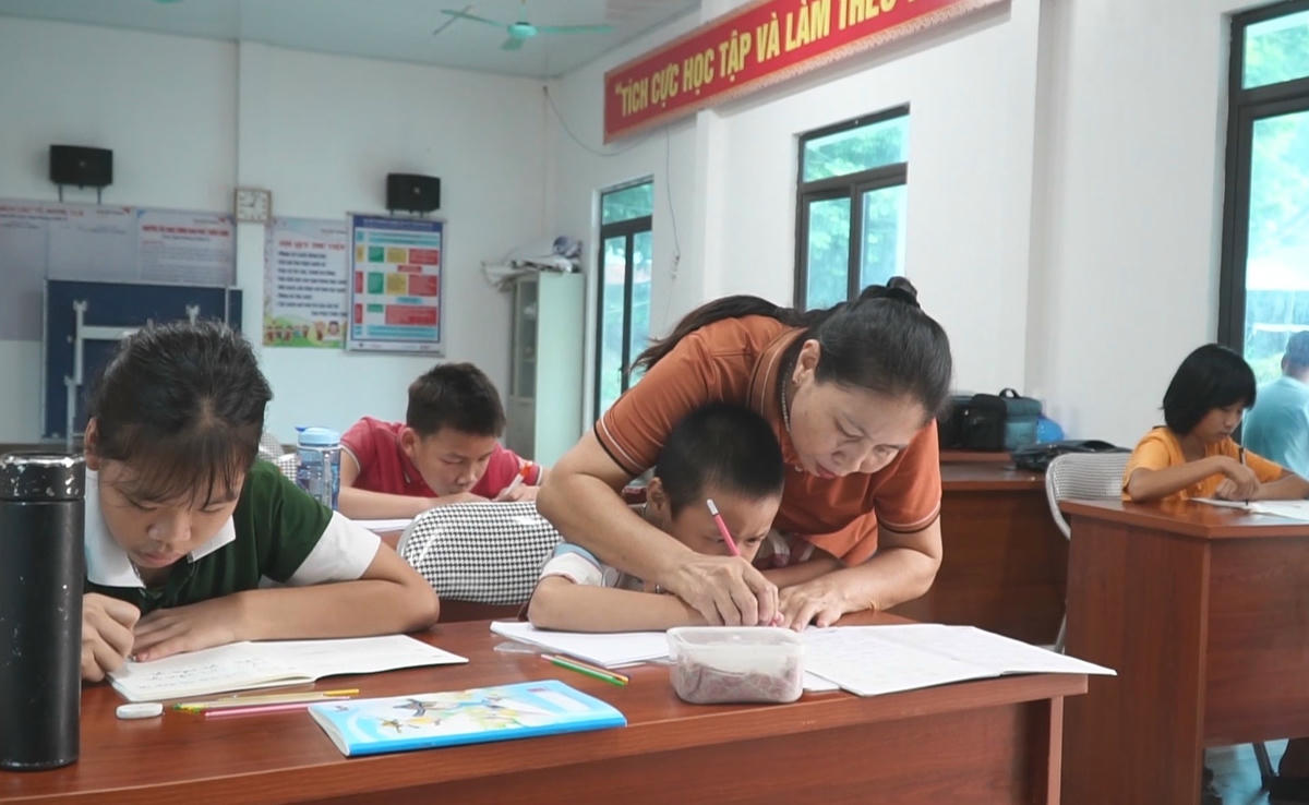 Nhờ sự uốn nắn, chỉ dạy tận tình, nhiều em học sinh đã biết đọc, biết viết, tự chăm sóc được bản thân. Ảnh: Ngô Hùng