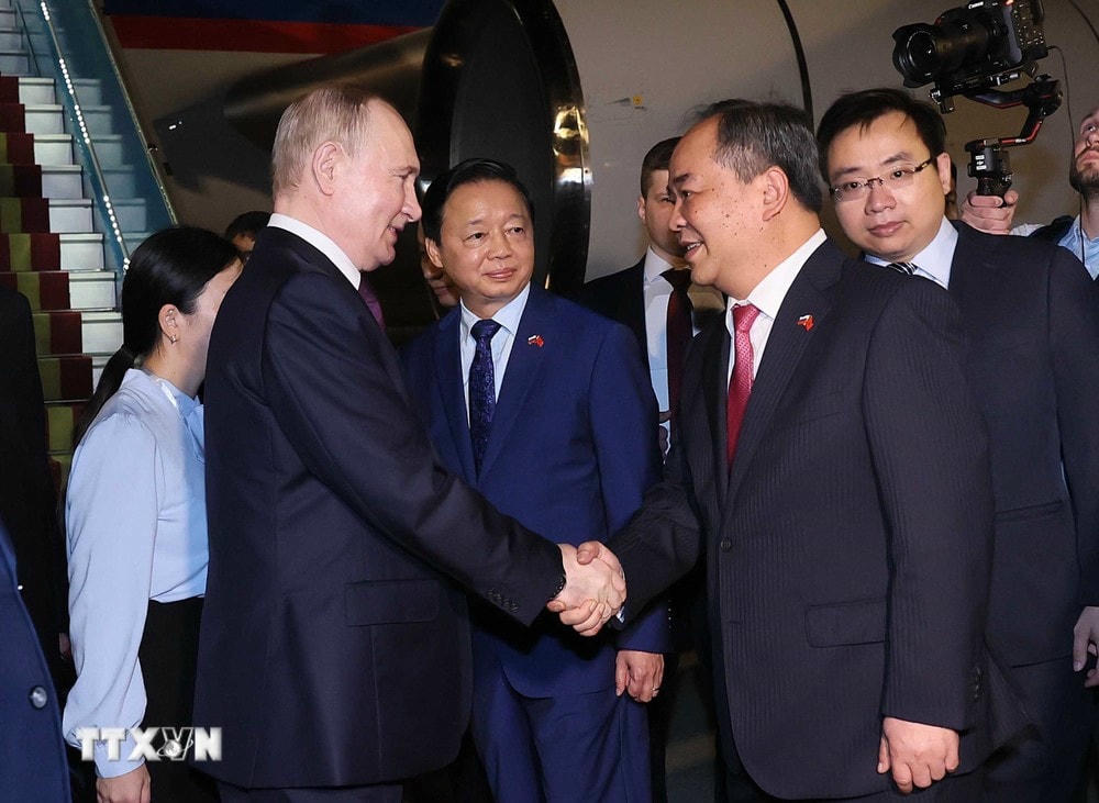 Cùng đón Tổng thống Liên bang Nga Vladimir Putin tại Sân bay quốc tế Nội Bài (Hà Nội) có Chủ nhiệm Văn phòng Chủ tịch nước Lê Khánh Hải. (Ảnh: An Đăng/TTXVN) ttxvn_tong_thong_lb_nga_vladimir_putin_den_ha_noi_2006-4.jpg