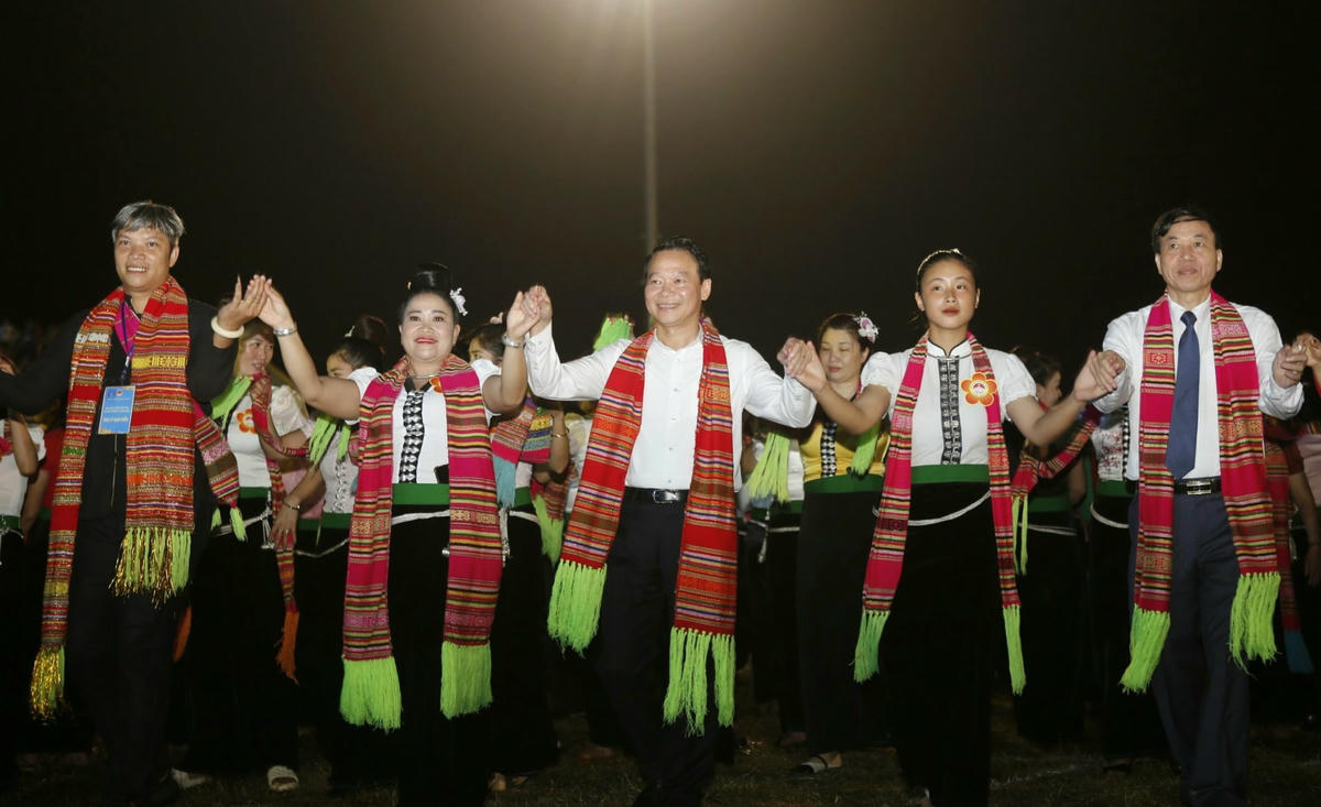 Đại biểu cùng hoà nhịp trong điệu xoè.