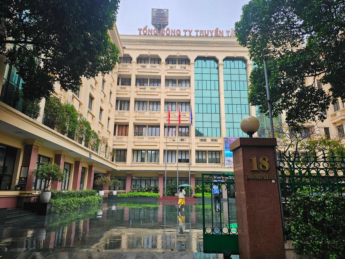 Đối với khu vực trụ sở Tổng Công ty truyền tải điện quốc gia, Tổng Công ty Điện lực miền Bắc, Tổng Công ty Điện lực TP Hà Nội, Khách sạn Điện lực, Thành phố giao Sở Quy hoạch - Kiến trúc nghiên cứu, đề xuất vị trí làm trụ sở mới cho các đơn vị (tại khu vực trụ sở các Tổng Công ty - Khu Đô thị mới Cầu Giấy). Hình ảnh trụ sở Tổng Công ty truyền tải điện quốc gia tại số 18 Trần Nguyên Hãn. Ảnh: Quốc Thanh.