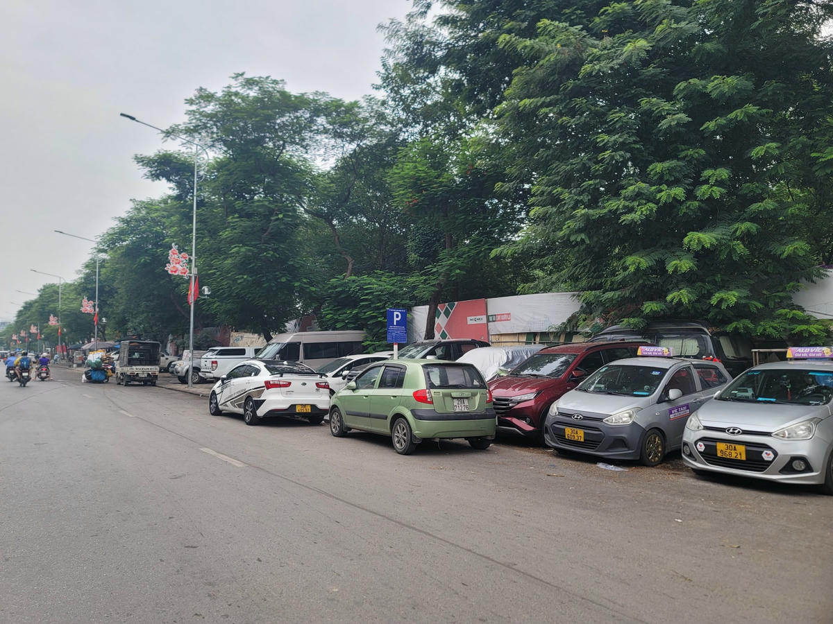 Tại điểm khai thác đỗ xe, ô tô đỗ kín vỉa hè xuống lòng đường.