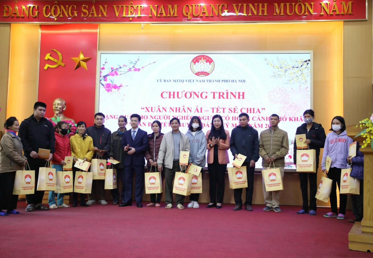 Chủ tịch Ủy ban MTTQ Việt Nam thành phố Hà Nội Nguyễn Lan Hương trao quà cho hộ nghèo của huyện Sóc Sơn.