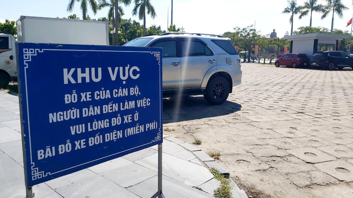 Để phục vụ tốt nhất cho người dân đến làm thủ tục, một khu vực để xe miễn phí cũng được dựng lên để đáp ứng nhu cầu của nhân dân.