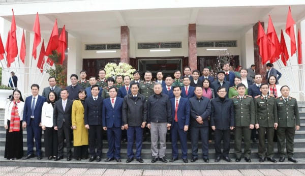 Đại tướng Tô Lâm thăm, tặng quà nhân dân và cán bộ tỉnh Sơn La -0