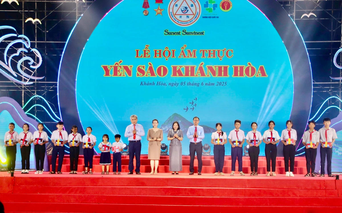 Trao 50 suất quà cho các học sinh nghèo vượt khó (ảnh Thùy Trang)