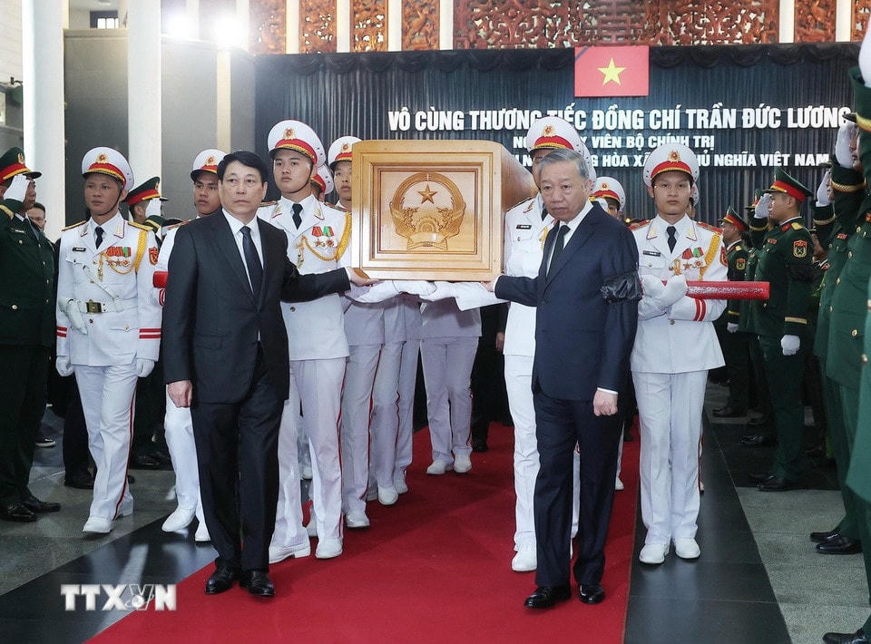 Các đồng chí lãnh đạo Đảng, Nhà nước chuyển linh cữu nguyên Chủ tịch nước Trần Đức Lương. (Ảnh: TTXVN)