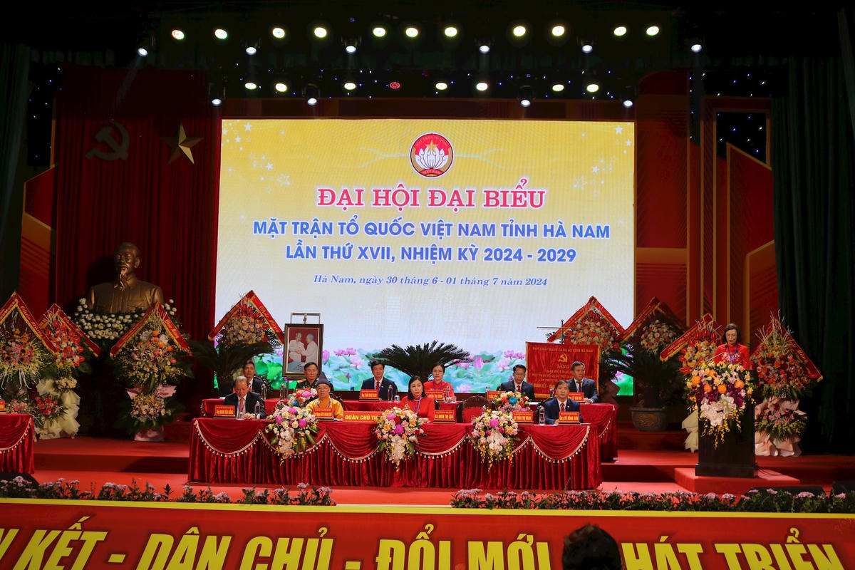 Đoàn Chủ tịch Đại hội.