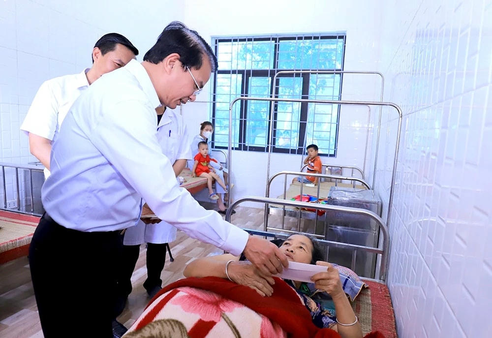 Bí thư Tỉnh ủy Đặng Xuân Phong thăm hỏi người dân. Ảnh: TD.